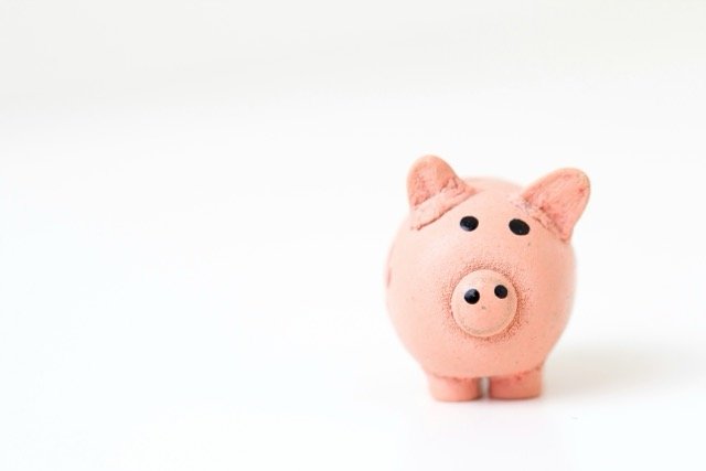 A pink piggy bank, symbolizing the savings you can build using a budget calculator.